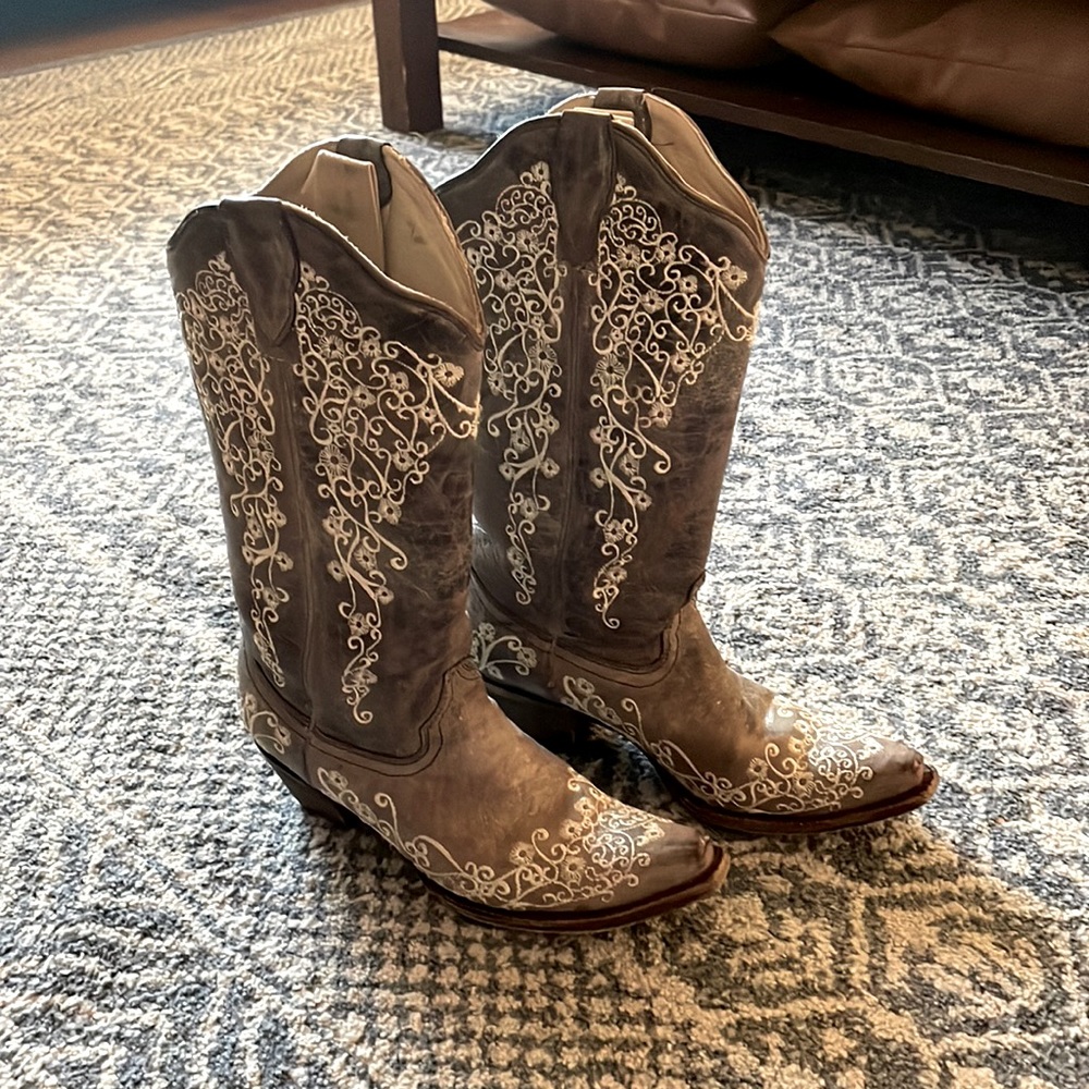 Size 7 Corral Brown Snip-toe Boots with Bone Embroidery